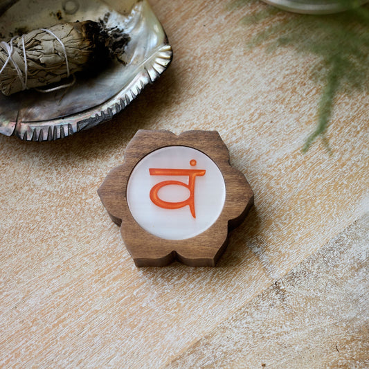 The Aura Reset Ritual: 5-Minute Practices with Your Chakra Puck
